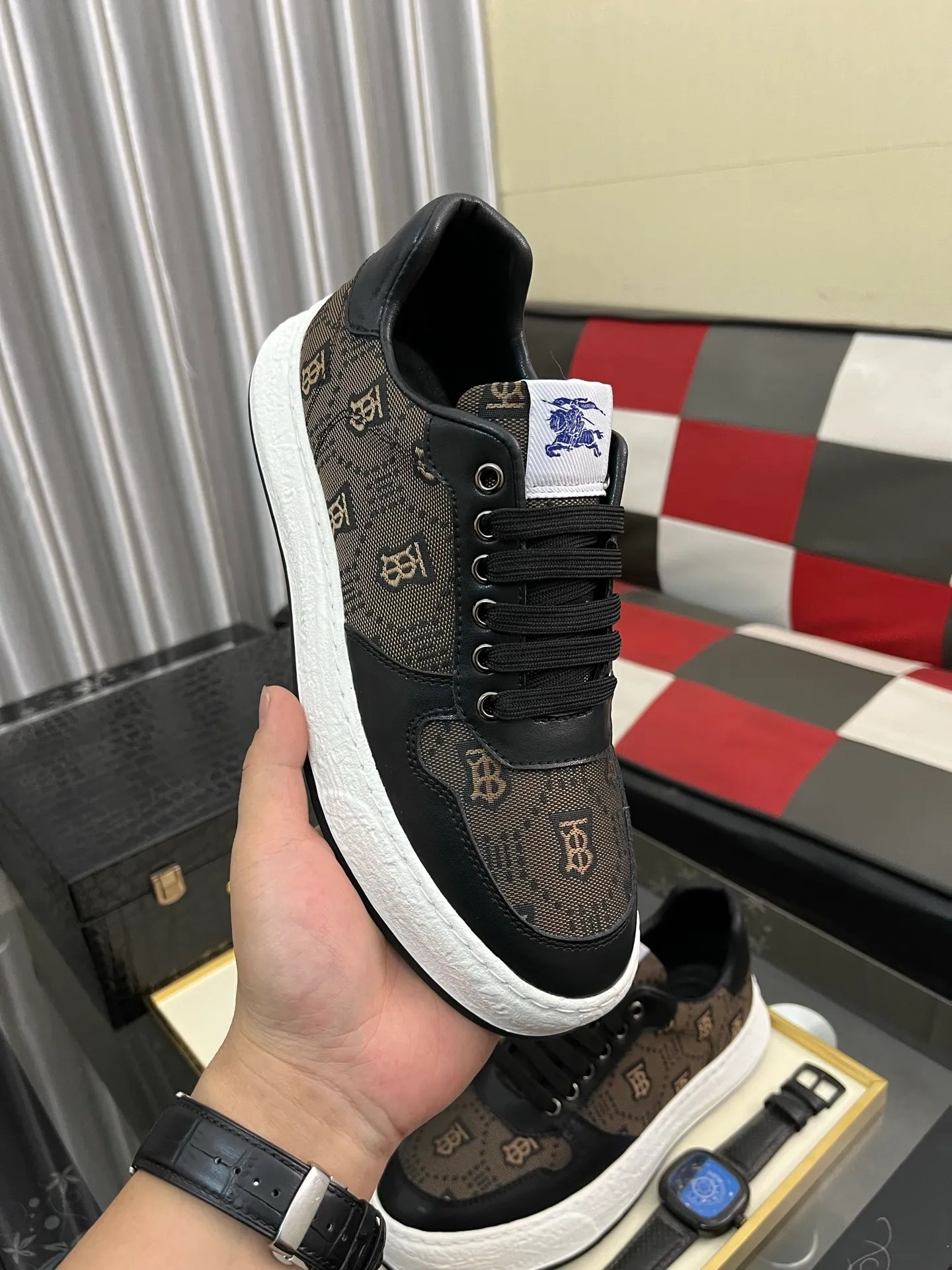 Men's Men's Shoes💰420⌚️⌚️Burberry---Size: 38-44 Burberry men's classic casual shoes! Imported silk cowhide combined with classic plaid fabric, fashionable and British style, imported calfskin lining, super soft and waxy, very comfortable on the feet! 2️⃣colors available